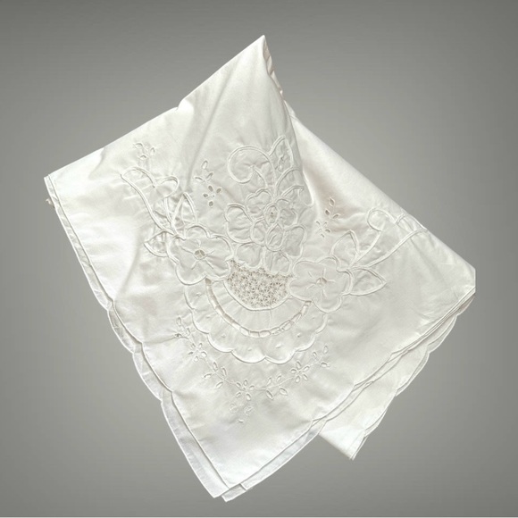 VINTAGE, WHITE BATTENBURG LACE TABLECLOTH. IN EXCELLENT CONDITION. 70”W X 82”L - Picture 1 of 6